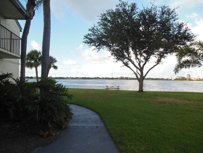 Building Photo - ONE BEDROOM ONE BATHROOM!! WATERFRONT COMMUNITY!