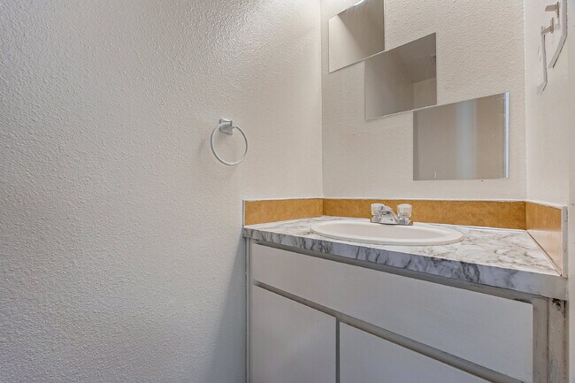 Building Photo - Available immediately, updated townhouse i...