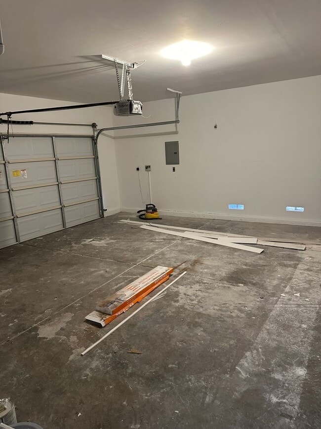 Building Photo - Newly Renovated 4 bedroom, 3 Bath with Pool