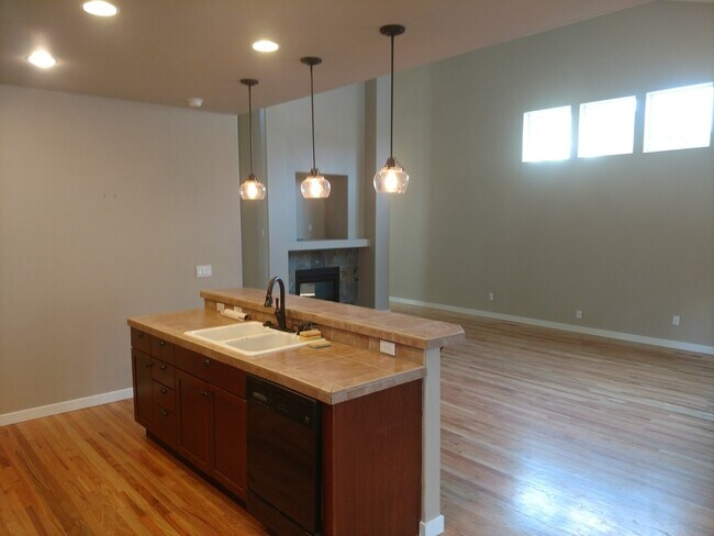 Building Photo - SW Bend - 3 Bed 2.5 Bath -Fenced-Corner lot-Amenities