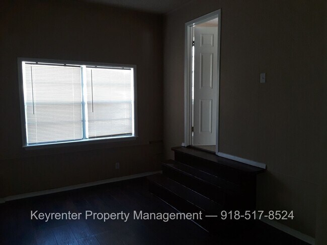 Building Photo - Spacious 4 Bedroom House