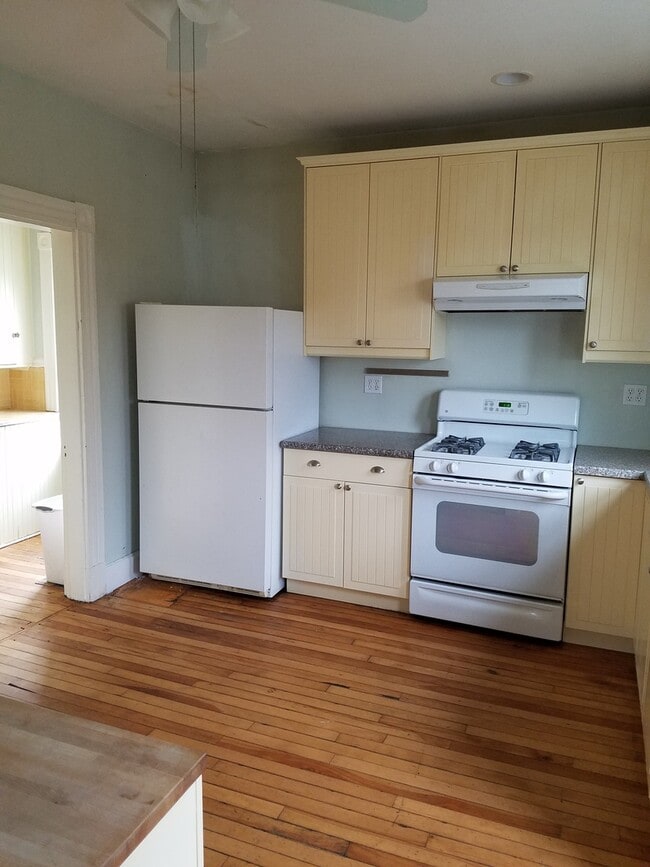 Building Photo - 3 bed 1 bath house with large deck, butler...