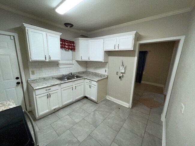 Building Photo - 3 bedrooms 1 bath