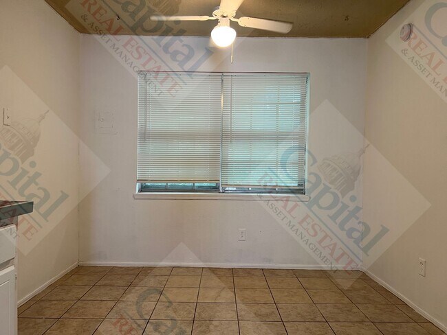 Building Photo - 1715 E Lindsey St