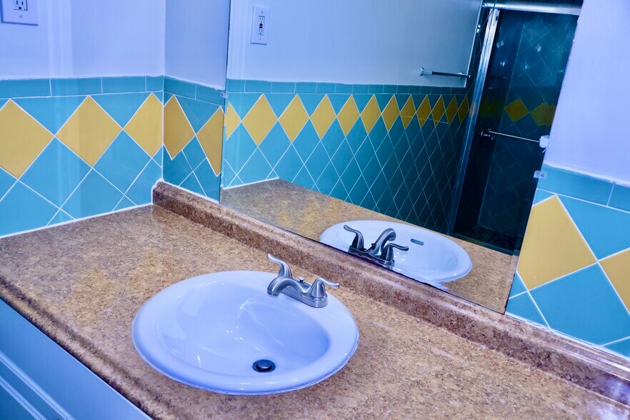 Building Photo - 1351 NE 191st St