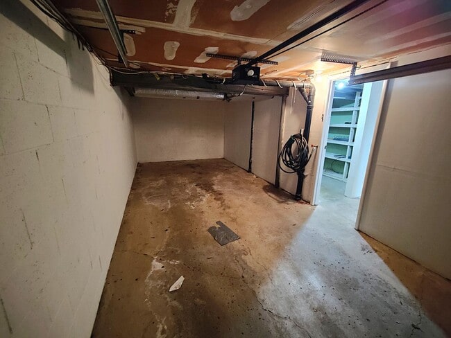 Building Photo - *Well-Maintained 3BD/1.5BA Townhouse Available in West Mifflin*