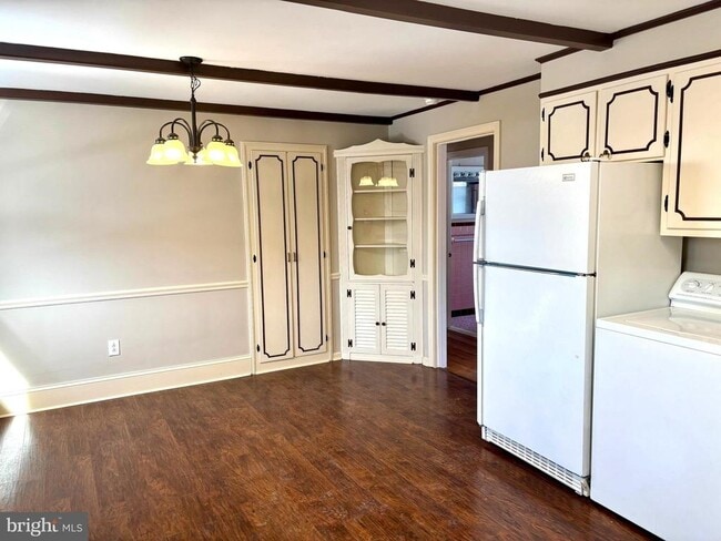 Building Photo - 659 N Main St