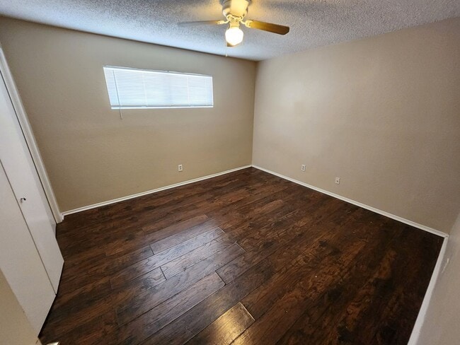 Building Photo - 608 1/2 Genard Unit B - 3 bed 2 bath one story with back yard.
