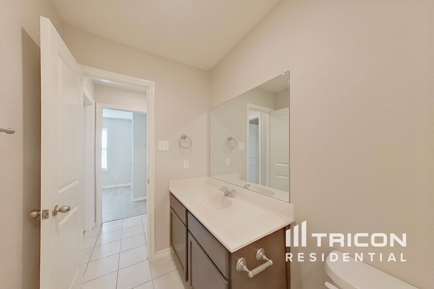 Building Photo - 881 Darst Dr