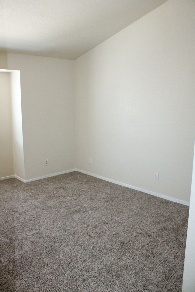 Building Photo - Updated 4 Bedroom, 2 1/2 Bathroom Townhome...