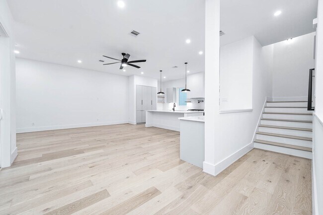 Building Photo - 319 N Nagle St