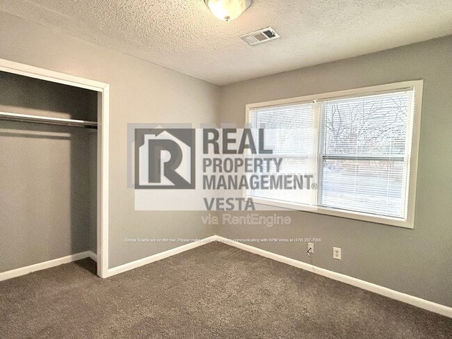 Building Photo - 2403 Groveland Cir N