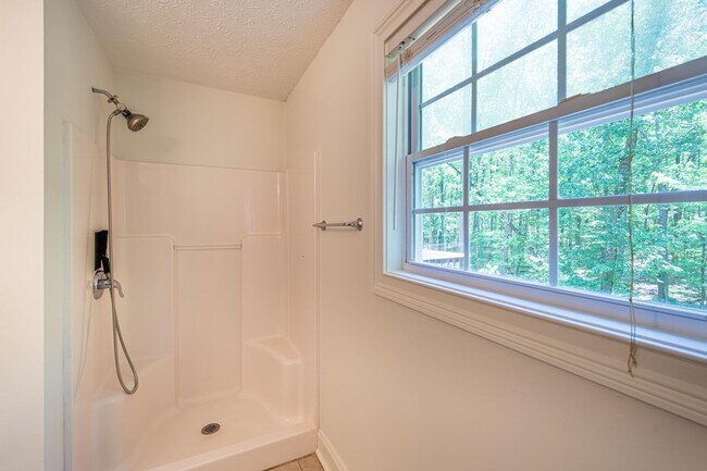 Building Photo - 4BR Home on 1 Acre with Finished Basement in Fayetteville