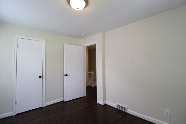 Building Photo - May FREE On This 2 Bedroom Duplex in North Kansas City
