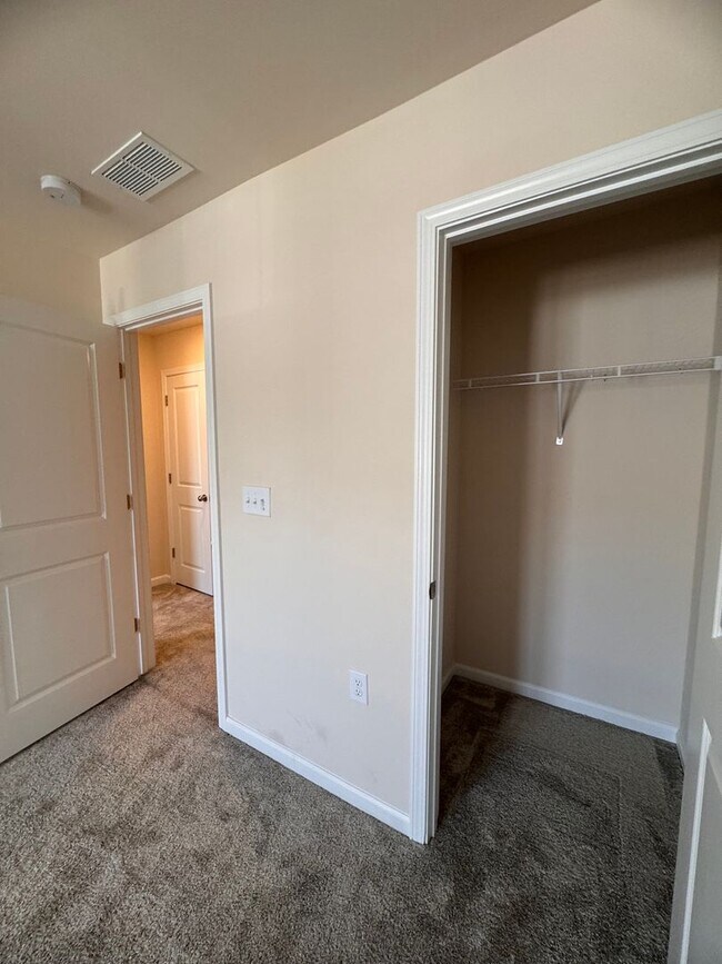 Building Photo - 3BR 2.5BA Townhome