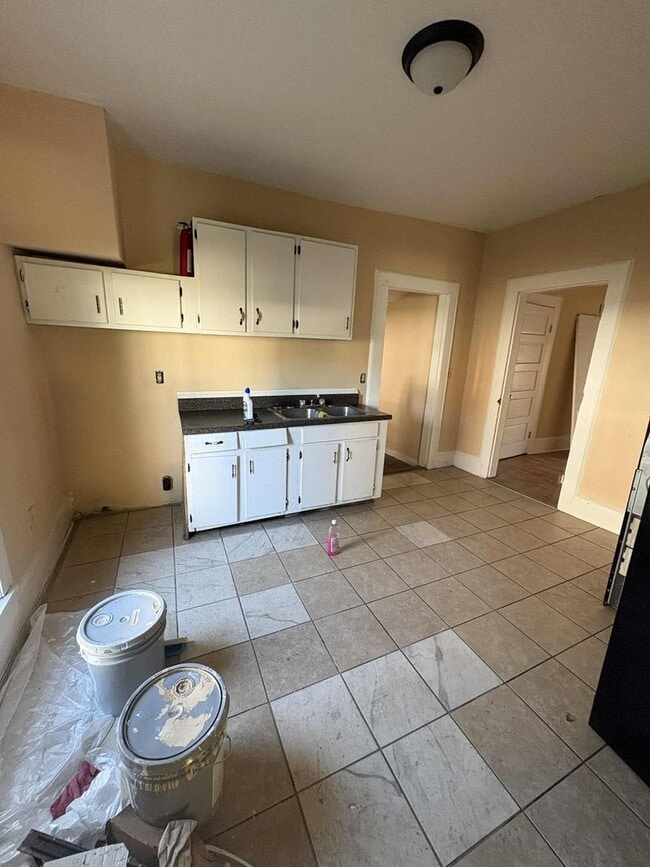 Building Photo - Cozy City Home!