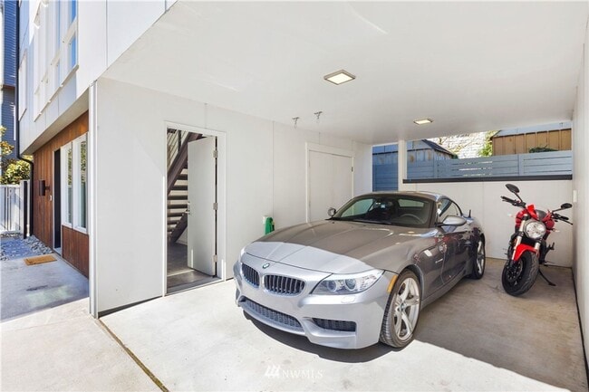 Building Photo - Modern & Chic Ballard Stand-Alone Home Nea...
