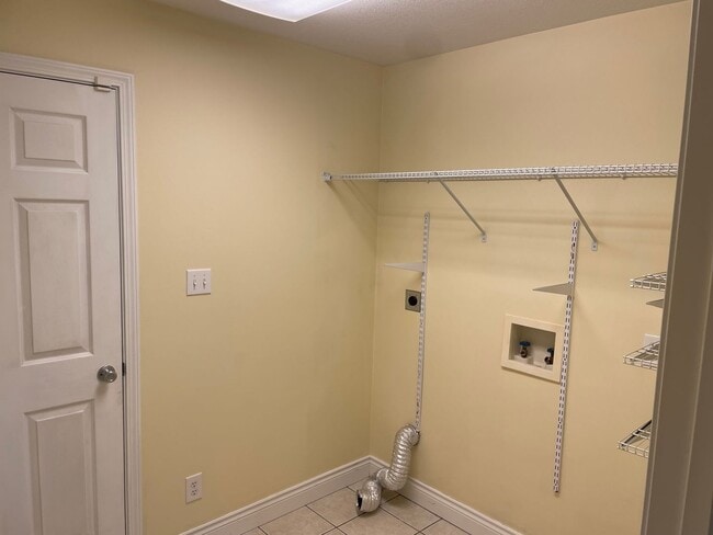 Building Photo - Beautiful 4 bedroom, 3 1/2 bath.