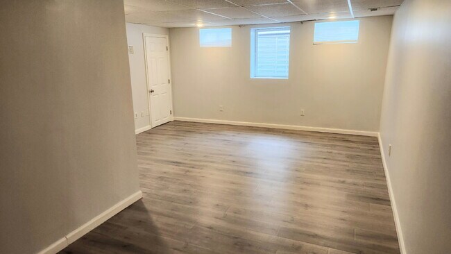 Building Photo - "Charming 3-Bed Oasis with 2.5 Baths on Carrington Court!"