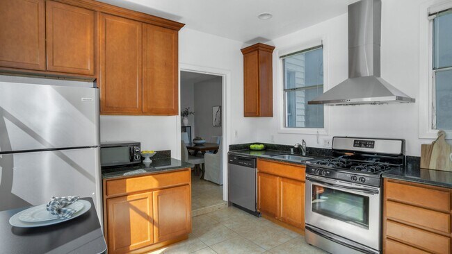 Building Photo - Two Bedroom Condo in SOMA with Yard, Parking, and W/D.