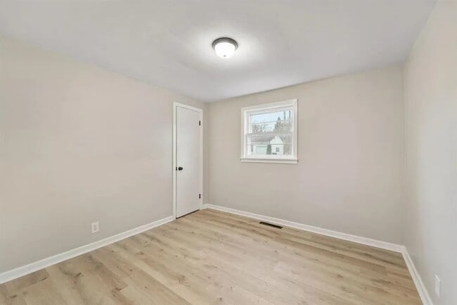 Building Photo - 13 Brookside Ave W