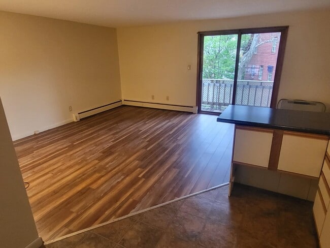 Building Photo - 18 Main St