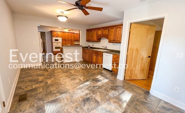 Building Photo - 5737 Garrett Dr