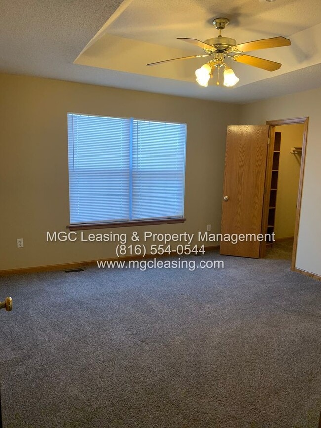 Building Photo - A Bright, Comfortable Split-Level Home in a Convenient Raymore Location - Available April 24