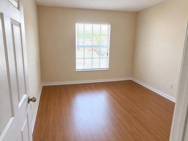 Building Photo - 5064 Lantana Rd