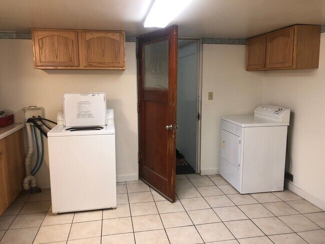 Building Photo - Hey Students.  3 bedroom Mid town off Stephens
