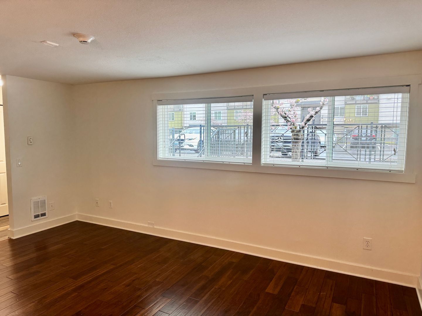 Building Photo - Redmond Townhouse