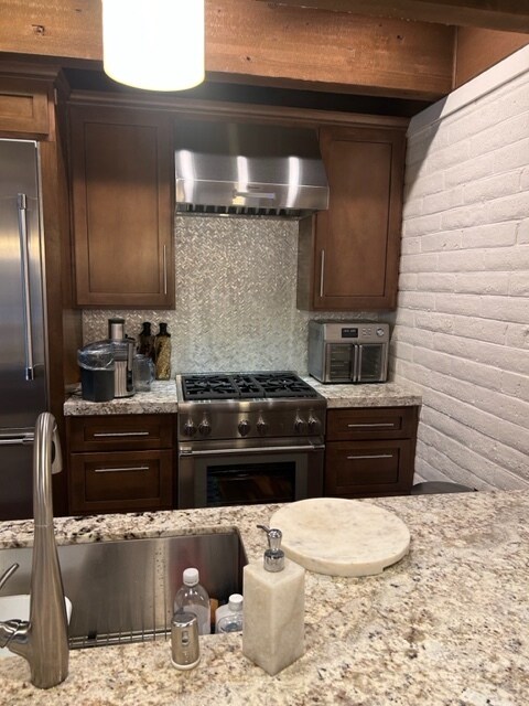 Building Photo - 120 Country Club Dr