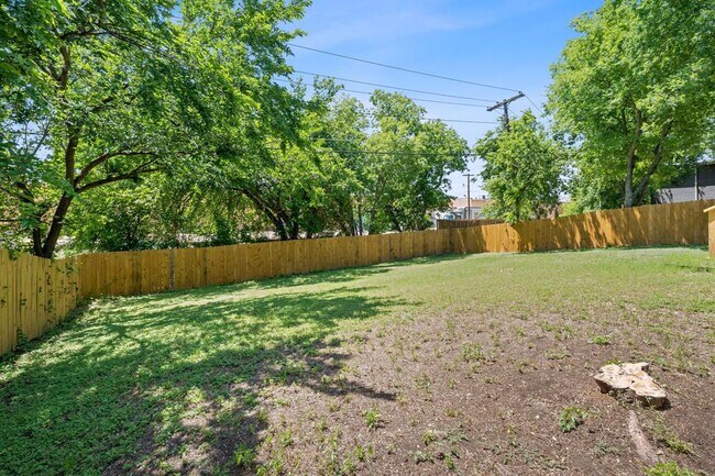 Building Photo - 711 Santa Rosa Dr