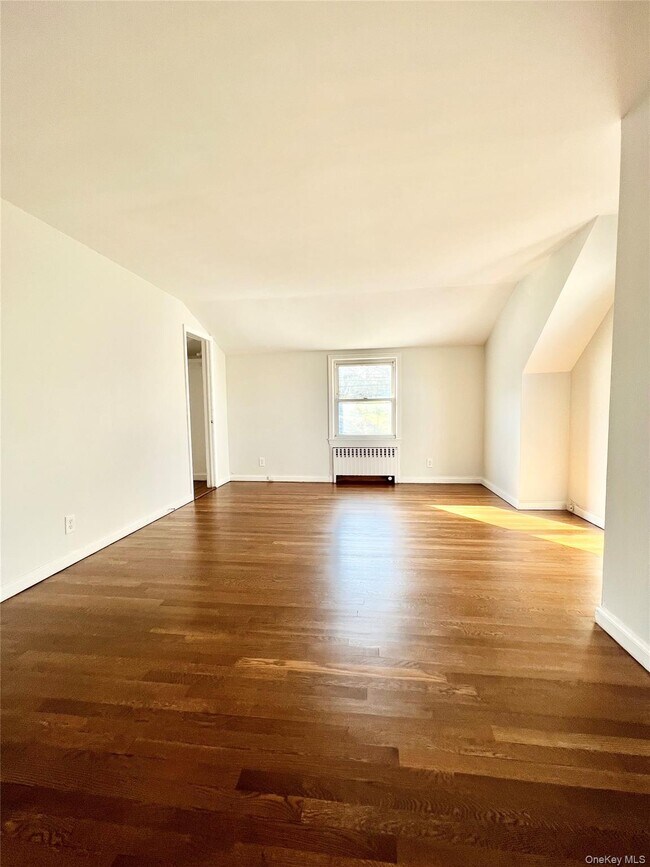 Building Photo - 1525 Mamaroneck Ave