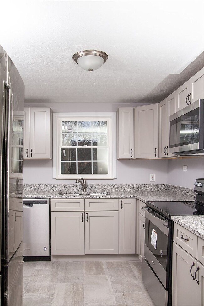 Building Photo - 3020 Featherstone Dr