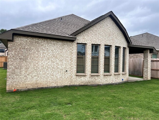 Building Photo - 8420 Int'l Fls Dr