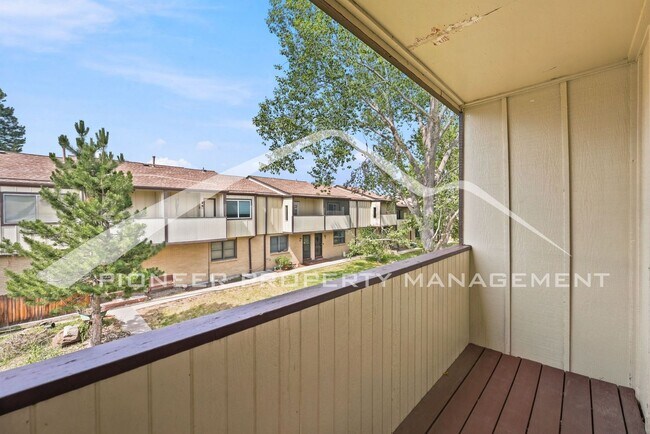 Building Photo - Spacious Townhouse with Washer/Dryer and Central AC