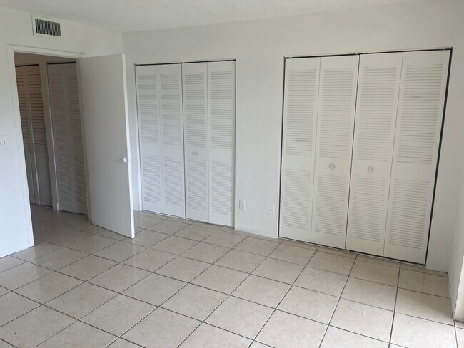 Building Photo - 1626 Meadows Cir W