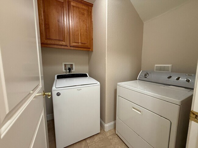 Building Photo - 3687 Whitworth Dr