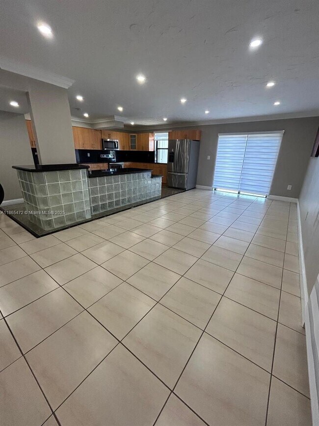 Primary Photo - 8401 NW 8th St