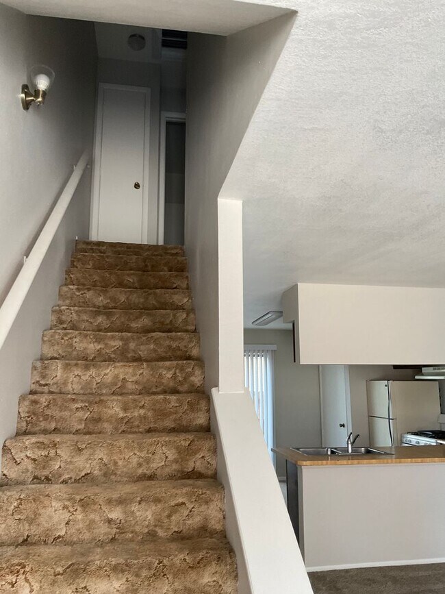 Building Photo - 1621 N Farmington Ave