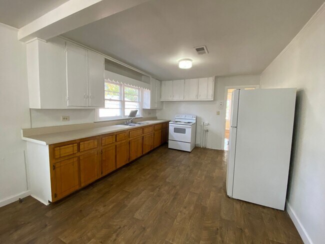 Building Photo - 3 Bedrooms, 1 Bathroom - Home in West Rome!