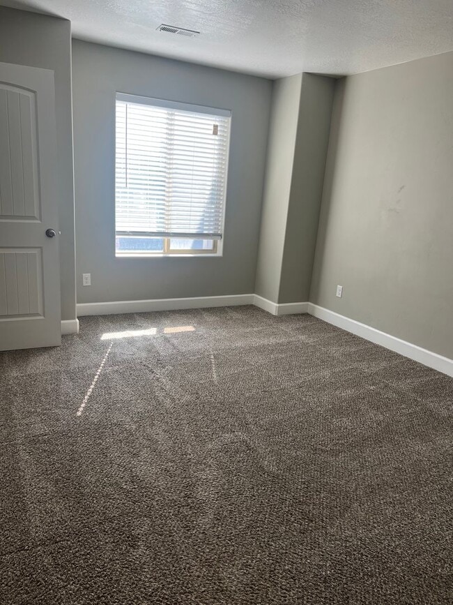 Building Photo - Pet Freindly Townhome