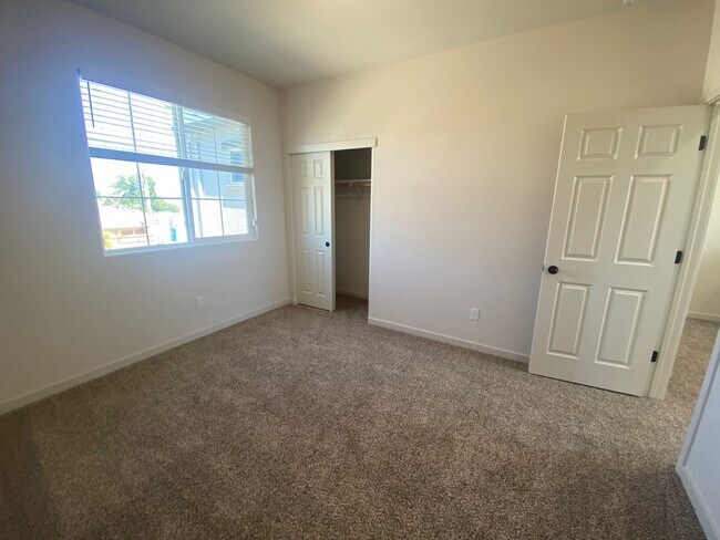 Building Photo - 3/2.5 home in Private Gated Community with Yard