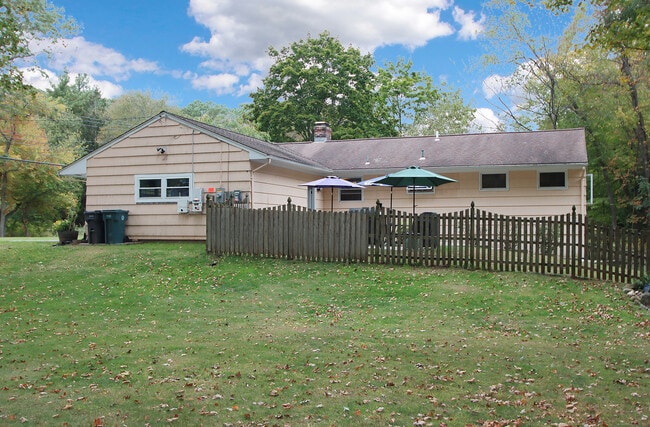Building Photo - 104 Country Club Rd