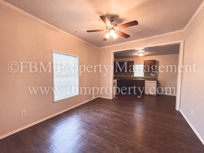 Building Photo - Beautiful 3 Bedroom, 2 Bathroom Home in En...