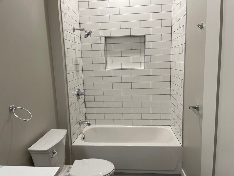 Building Photo - 711 Chew St