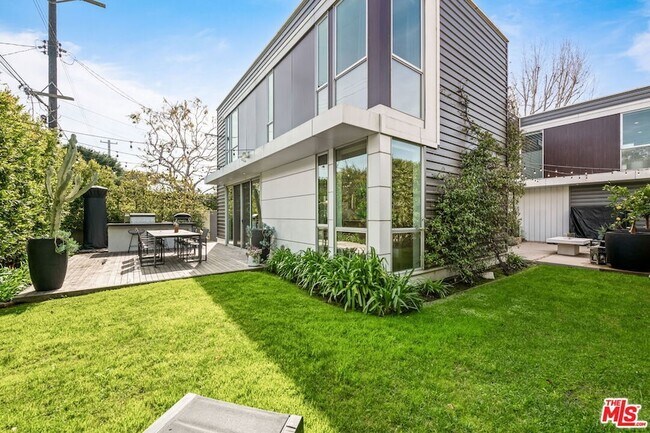 Building Photo - 2736 Armacost Ave