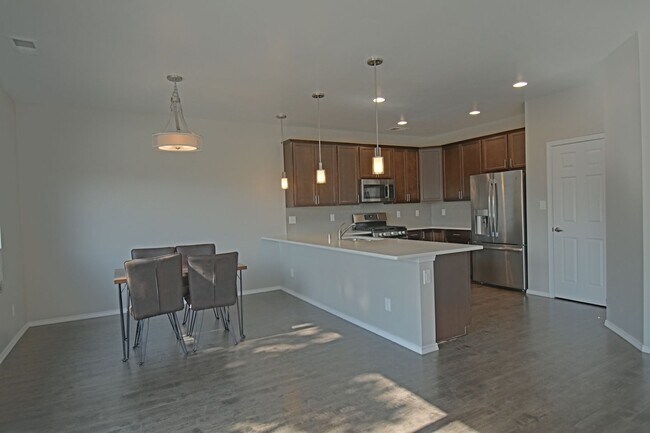 Building Photo - Mountain View, Two Car Garage 3bd/3ba Avai...