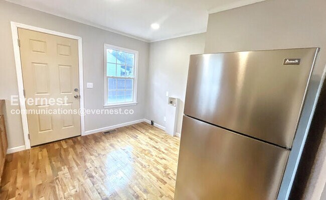 Building Photo - 2 Bed, 1 Bath with Laundry Hookups / Pet-F...